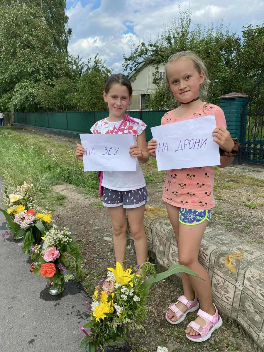 Дівчатка продавали букети та малину, щоб допомогти бійцям із Голинської громади. Фото: Василина Яцук