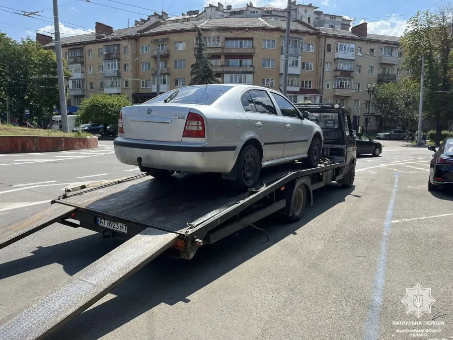 Автомобіль евакуювали, а на водія патрульні склали три адміністративні матеріали