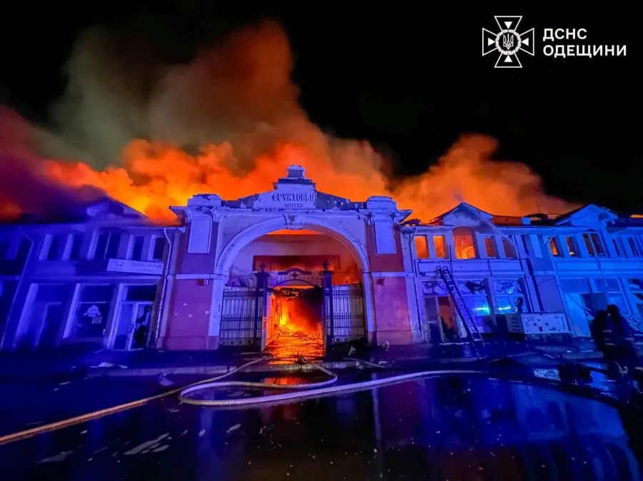 Вночі "Привоз" був охоплений вогнем через влучання ворожих безпілотників