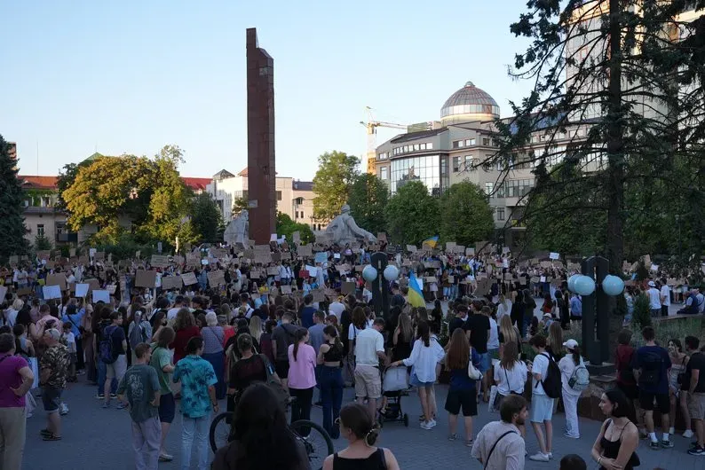 Франківці зібралися поблизу адмінбудівлі на вулиці Грушевського. Фото: Суспільне Івано-Франківськ