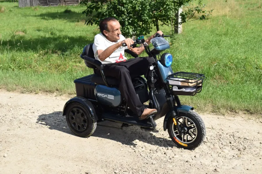 Чоловік вчиться користуватися трициклом у рідній Грабівці. Фото: Жанна Табанець/Фейсбук