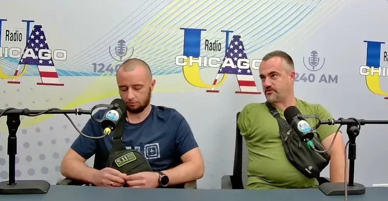 Андрій Марунчак (справа) розповідає, що американські протези більш функціональні. Фото: скрін із відео