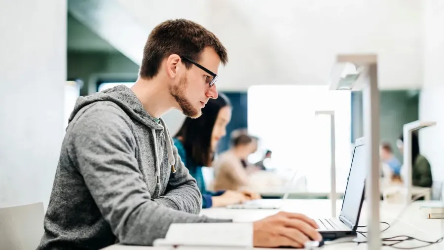 Ілюстроване фото. Учні, які найкраще здали мультипредметний тест, отримають премії