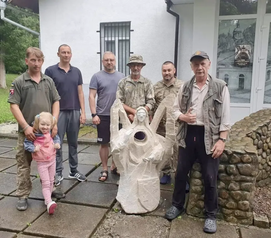 Скульптура буде піднята на постамент, щоб ще виразніше постати перед очима людей
