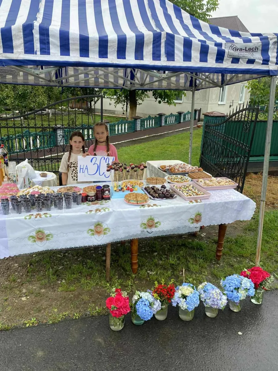 Вранці діти віднесли 13200 гривень до місцевого храму, який акумулює кошти на дрони для ЗСУ. Фото: Василина Яцук