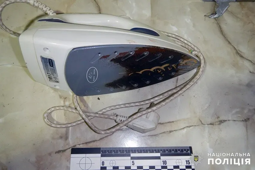 Ілюстроване фото. Подружжя зв'язали і катували праскою, погрожуючи і їхнім дітям віком 10 і 12 років