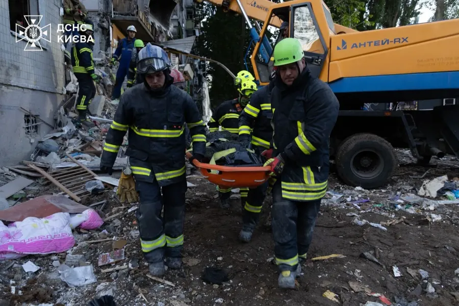 Через удар по багатоповерхівці у столиці загинули 26 людей. Фото: ДСНС
