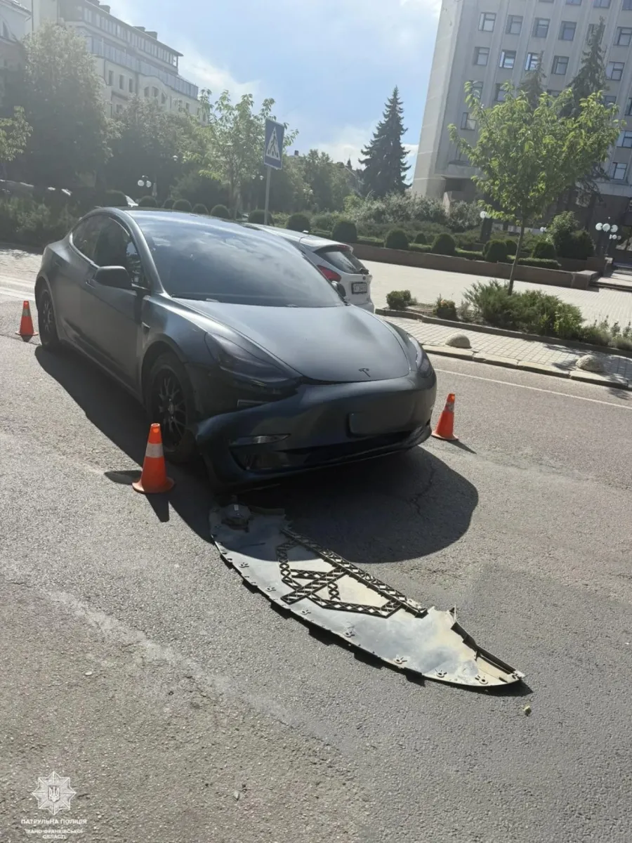 Спілкуючись з 20-річним водієм, патрульні встановили, що керманич не мав посвідчення водія