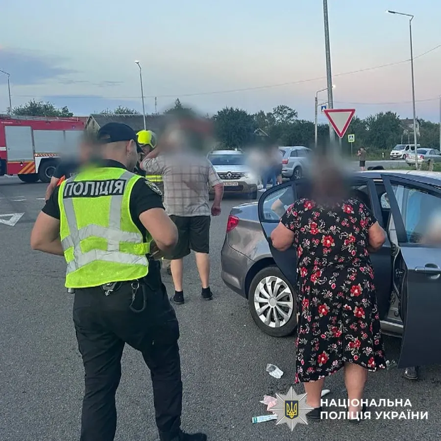 Унаслідок аварії водія «MG350» та 47-річного пасажира госпіталізовано