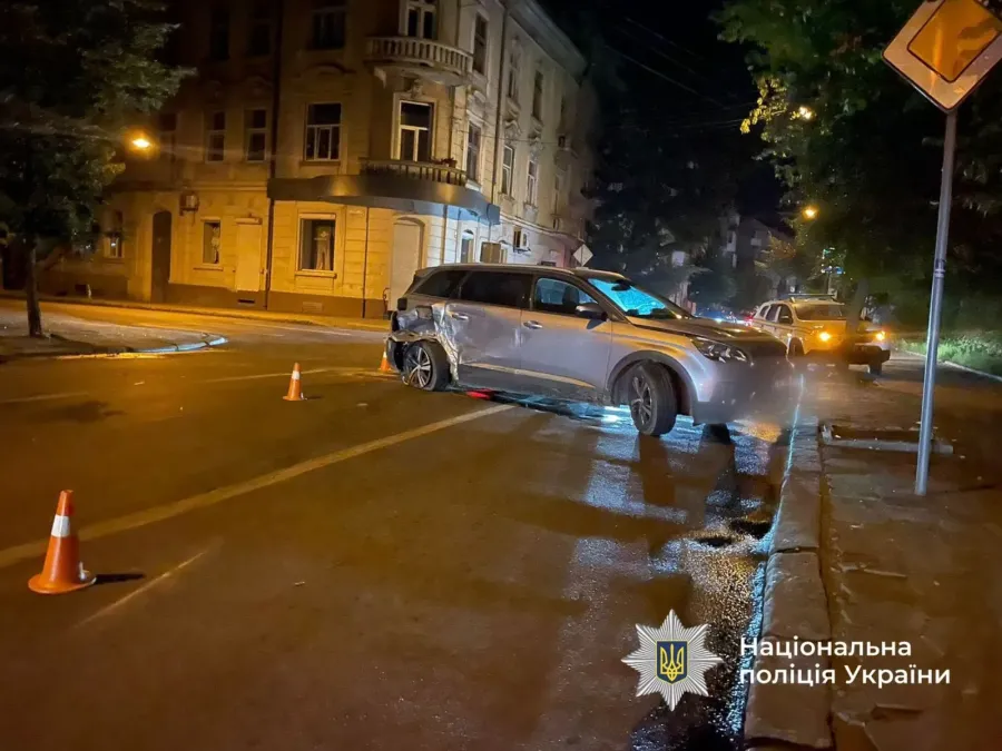 У Франківську Tesla протаранила огорожу, а на перехресті зіткнулися Nissan і Peugeot: є постраждалі