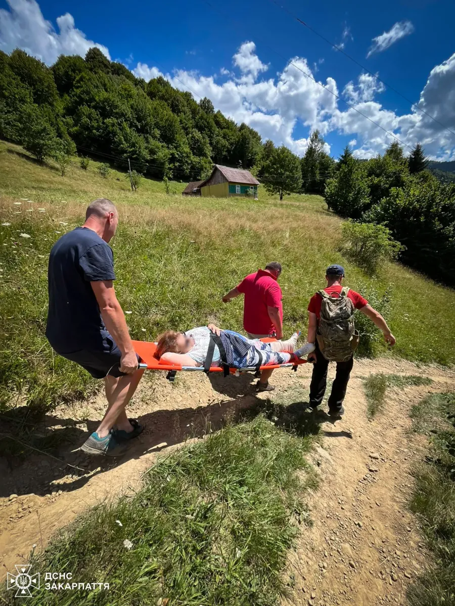 Постраждалу на ношах транспортували до села