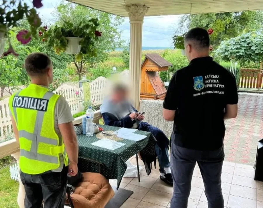 Посадовець передав у користування приватним агропідприємствам земельні ділянки державної форми власності