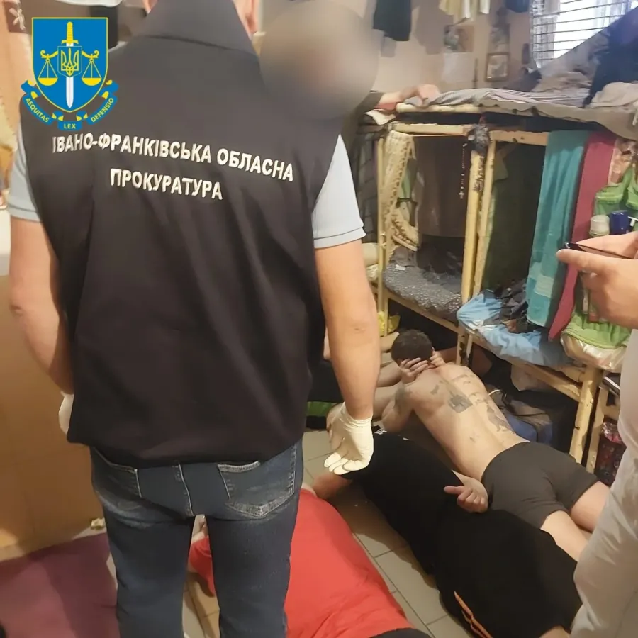 Усім трьом зловмисникам обрано запобіжнийц захід у вигляді тримання під вартою