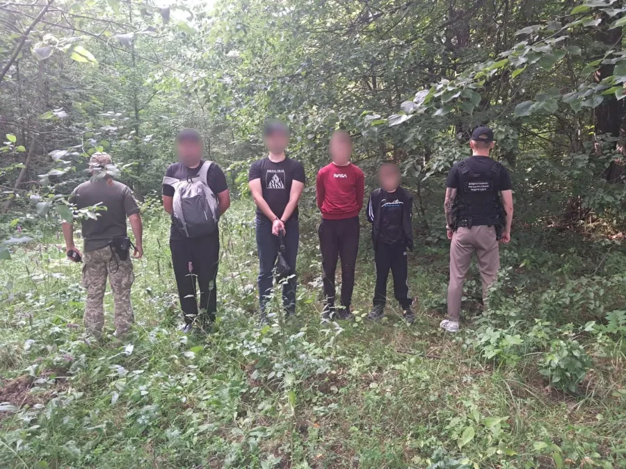 Прикордонники затримали неподалік кордону чотирьох осіб