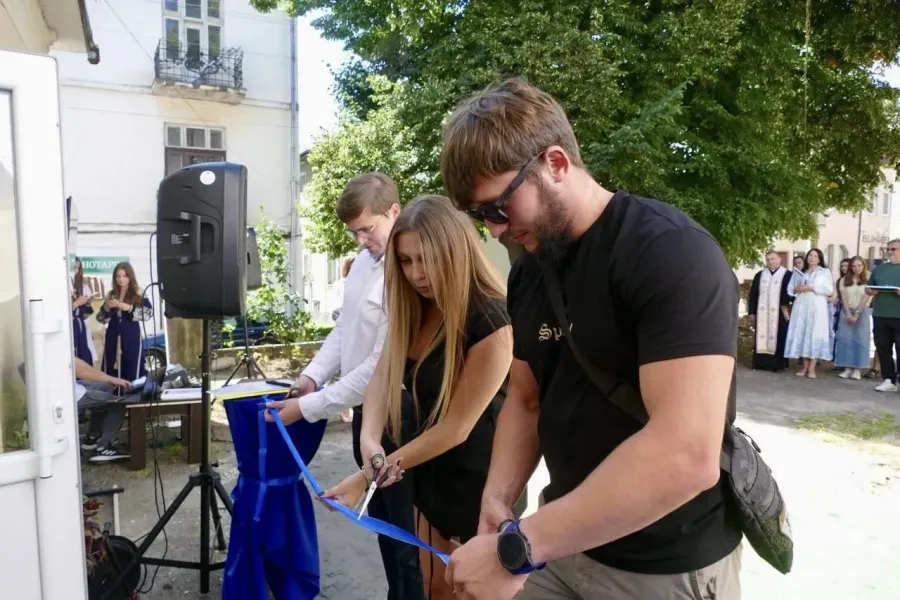 Стрічку на відкритті офісу зокрема перерізав воїн, брат загиблого захисника Назарія Гаврильця. Фото: Калуська міська рада