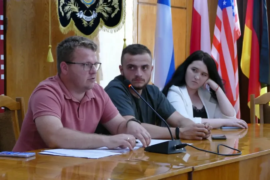 На нараді із представниками старостинських округів головував член Молодіжної ради Андрій Мельничук. Фото: Калуська міська рада