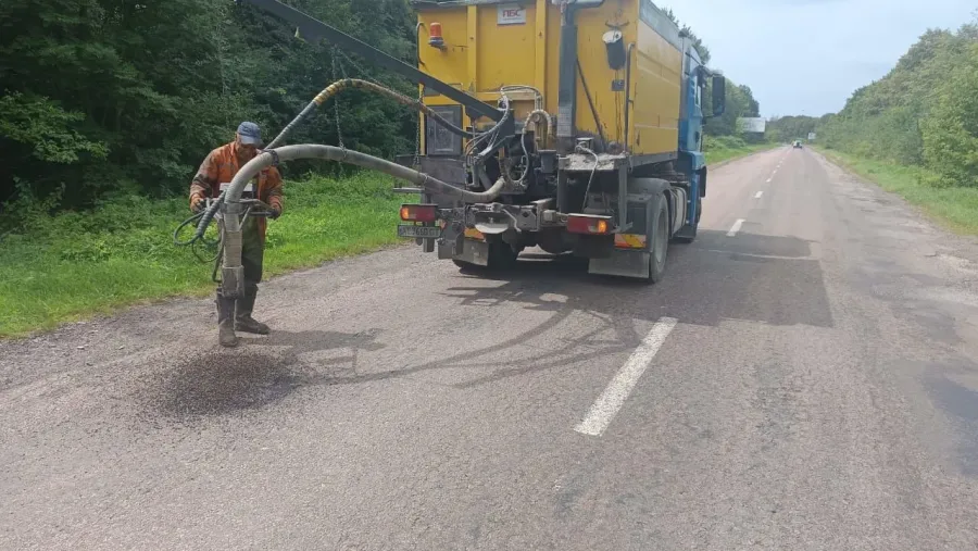 Дорогу ремонтують локальними картами та пневмоструменевим методом
