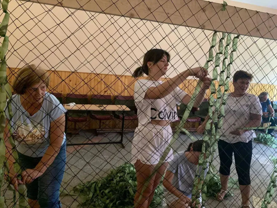 Мешканці Тужилова сплели маскувальні сітки для ЗСУ