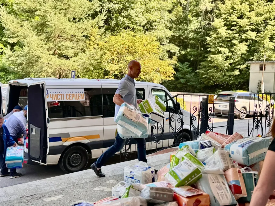 Гуманітарна допомога стала можливою завдяки підтримці асоціацій з іспанської Валенсії. Фото: Vasyl Vyshyvanyuk/Фейсбук