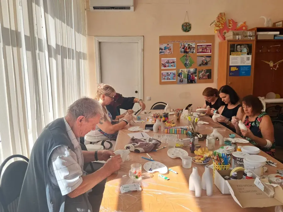 Вазочки вийшли зовсім різними — яскравими, ніжними і сміливими