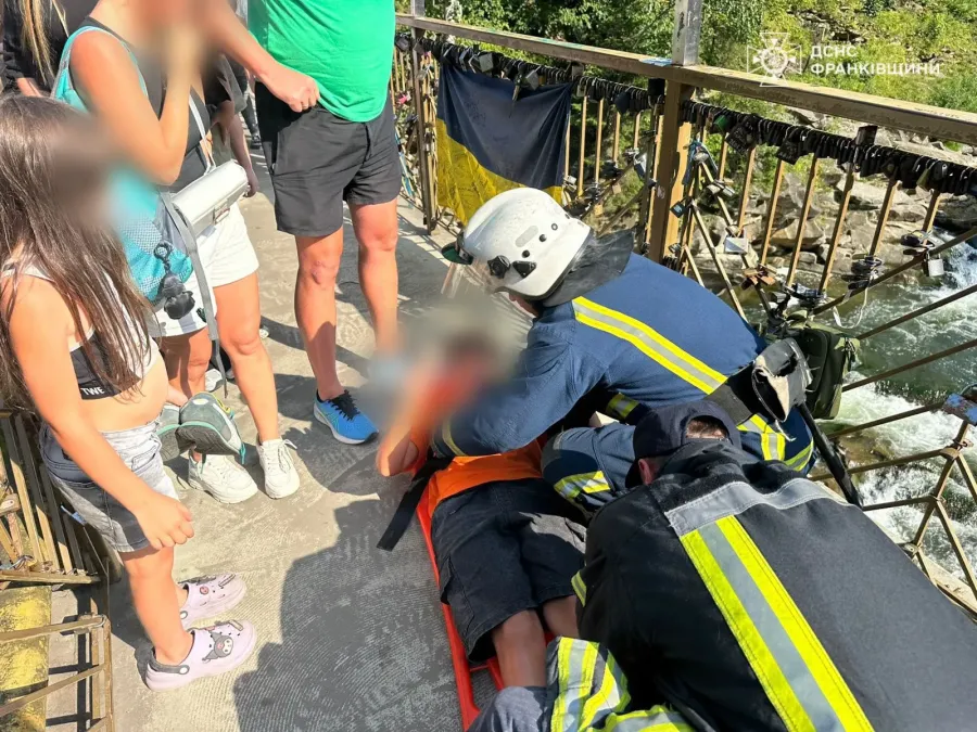 Рятувальників постраждалого швидко передали медикам для подальшого надання необхідної допомоги