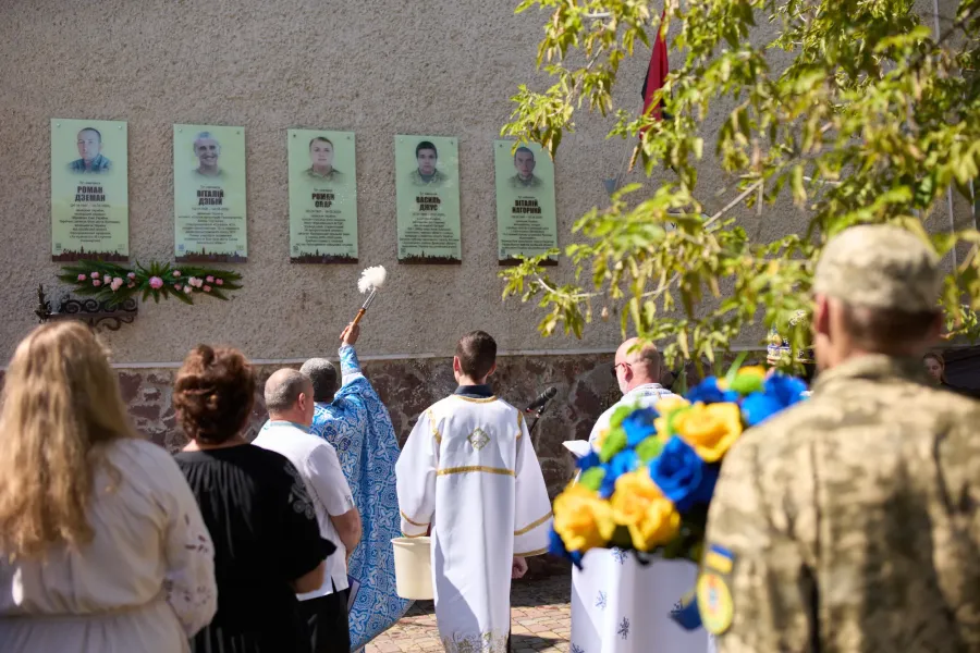 Памʼятні знаки розташовані на фасаді Крихівецького ліцею