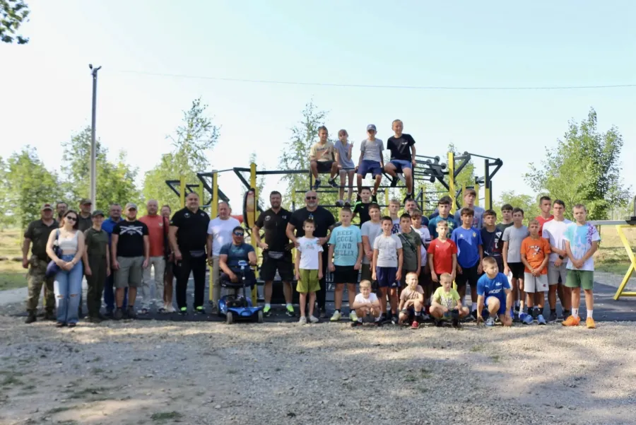 Особливість майданчика – кожен охочий може відсканувати QR-код і переглянути техніку виконання 40 різних вправ