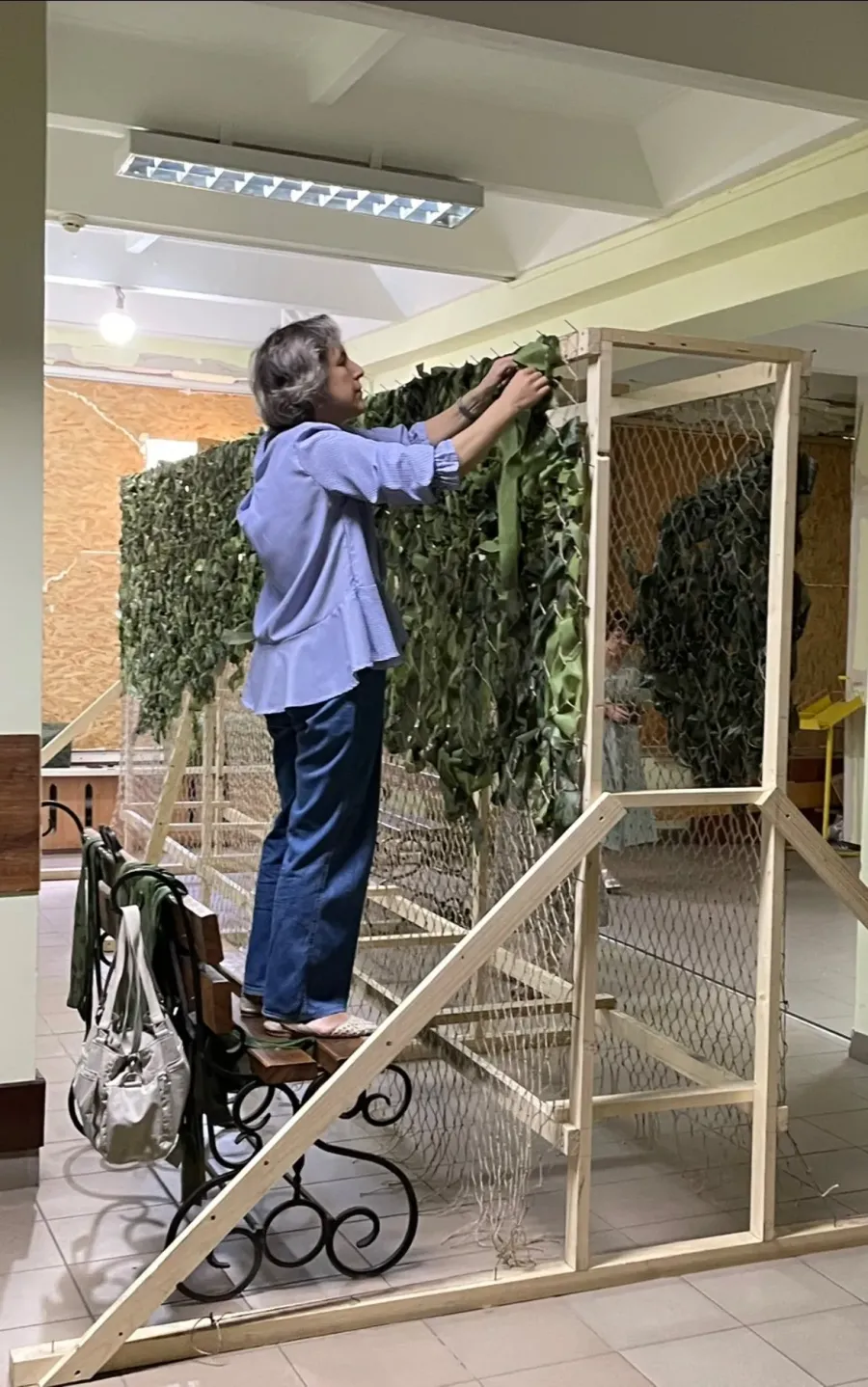 Енергетики сплели маскувальні сітки для бійців на Сумщині