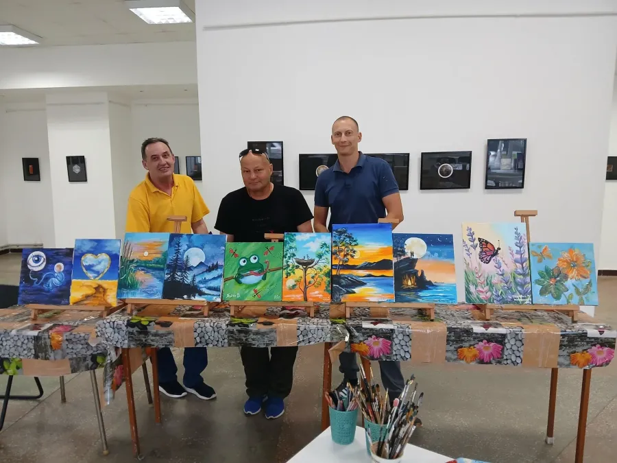 Кожна з картин має особливу енергію — силу людей, які пройшли крізь випробування. Фото: ВП "Фортеця Калуш", Оля Чолінська