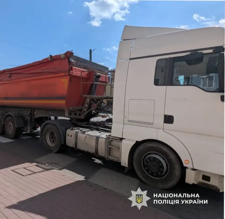 Правоохоронці продовжують працювати на місці