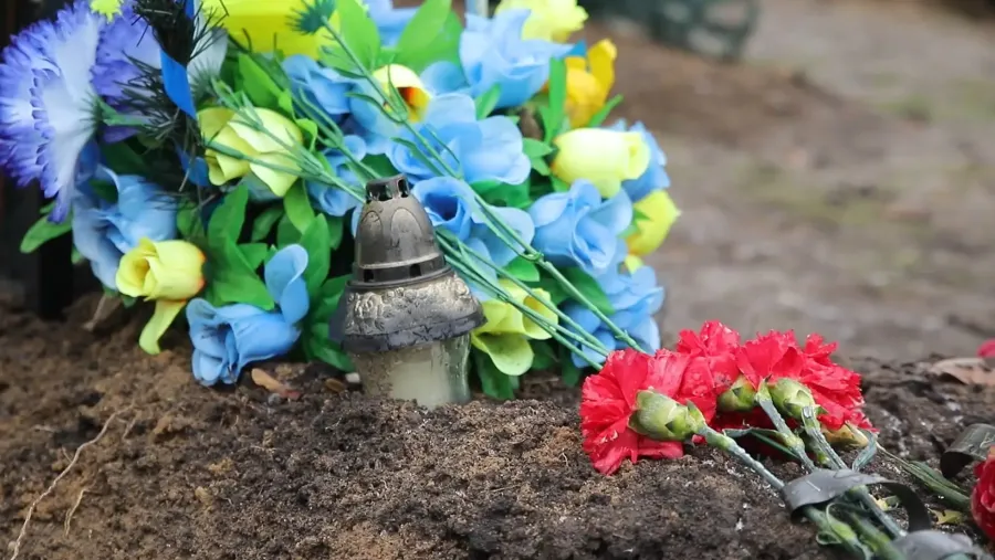 Ілюстроване фото. У місцях поховань загиблих Захисників доріжки підсипатимуть щебенем