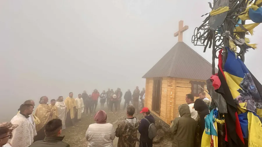 Капличку збудували на висоті 2020 метрів над рівнем моря