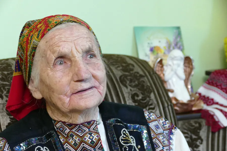 Іменинниця зустрічає гостей у вишиванці власної роботи, у якій колись ішла під вінець