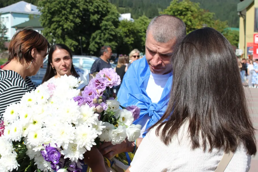 Громада зустріла свого земляка з квітами, прапорами та словами подяки