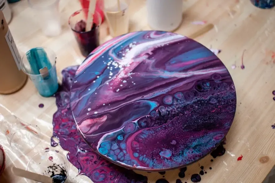 Ілюстроване фото. Флюїд-арт — це живопис, де фарби вільно розтікаються по полотну