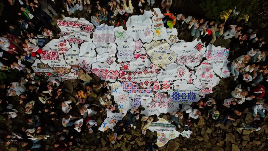 Авторкою ідеї реалізації рекорду України «1000 кроків до Перемоги» є Оксана Савчук