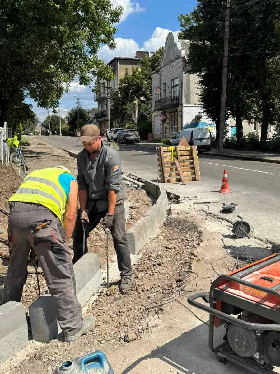Вулиця має стати доступною для людей на кріслах колісних, милицях та для дитячих візочків. Фото: "Калушавтодор"