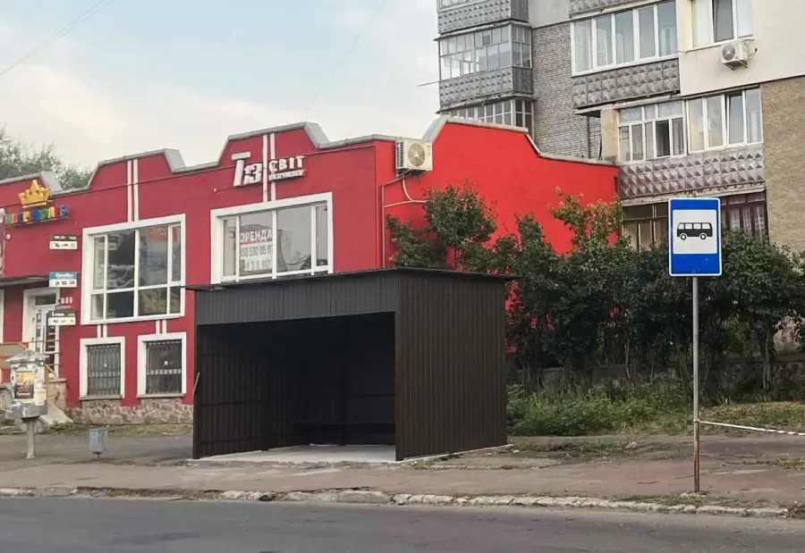 Оновлена зупинка на вулиці Грушевського біля стоматполіклініки