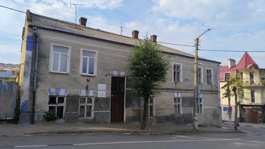 Будівля примикає до колишньої друкарні, яку продали з аукціону у 2017 році за 1,7 млн гривень