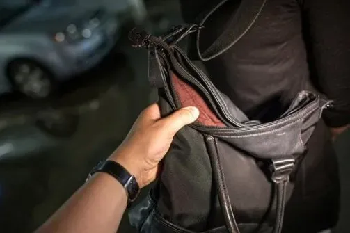 Ілюстроване фото. Патрульні затримали чоловіка, який, ймовірно, причетний до грабежу