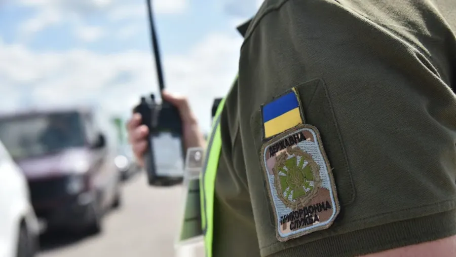 Ілюстроване фото. Чоловікам до 23 років потрібно мати закордонний паспорт та військово-обліковий документ