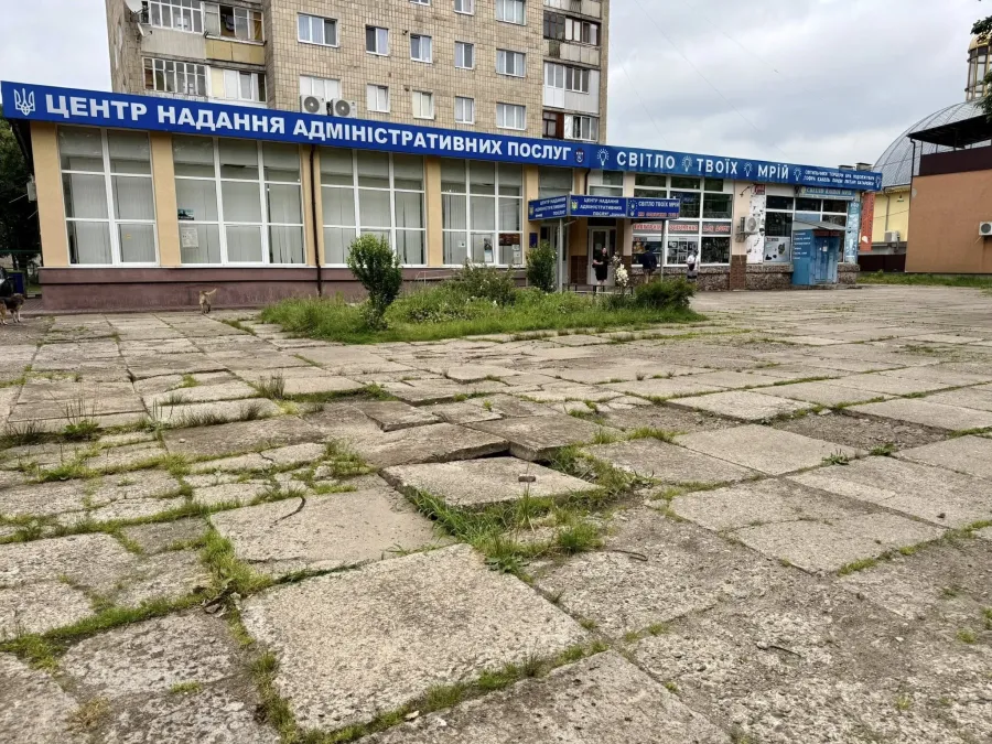 Територію біля ЦНАПу відремонтують. Фото: Калуська міська рада