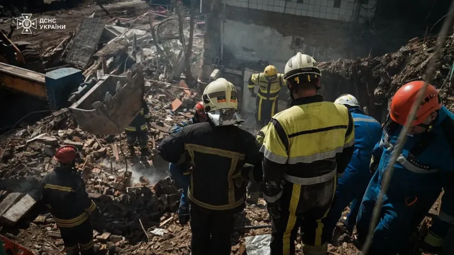 Аварійно-рятувальні роботи тривають. Фото: ДСНС України