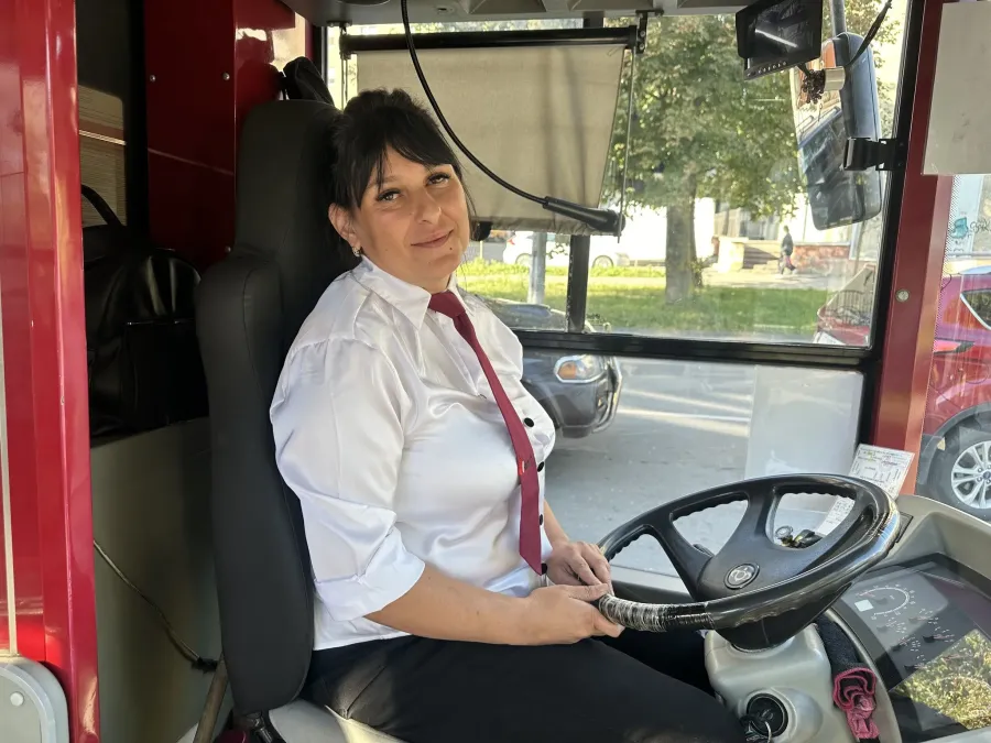 Першою водійкою комунального автобуса в Івано-Франківську стала Наталія Казимова
