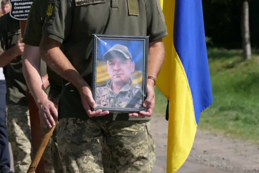 Поховали мужнього Воїна на кладовищі його рідного села