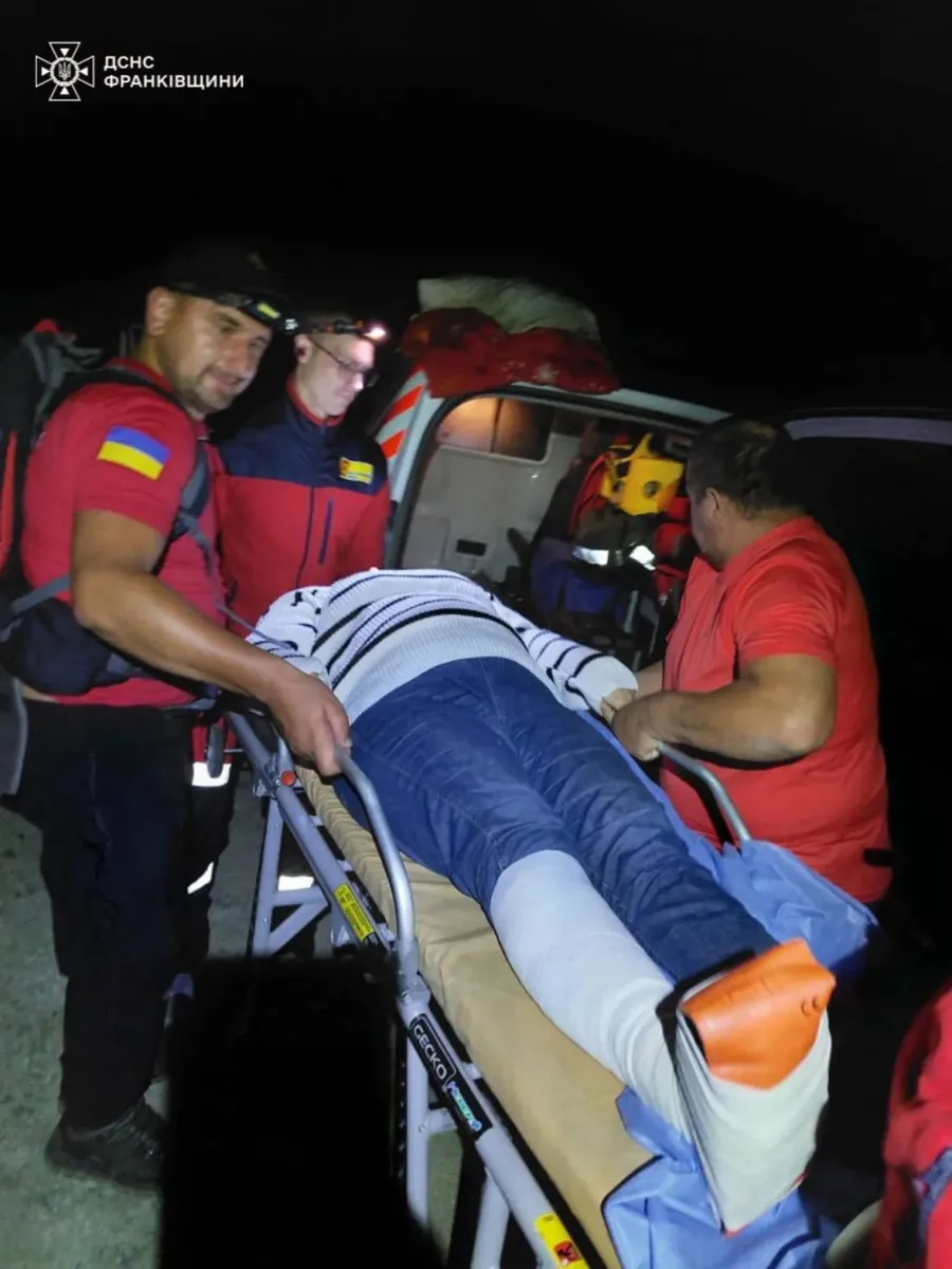 По прибуттю до травмованої, рятувальники надали їй домедичну допомогу