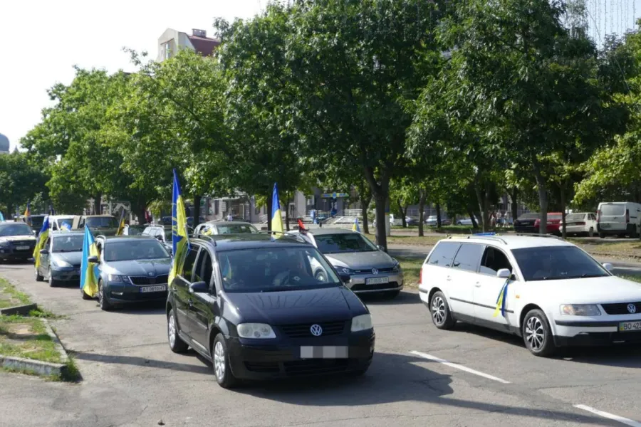  До акції долучилися десятки автомобілів. За кермом та поруч – рідні і близькі Героїв