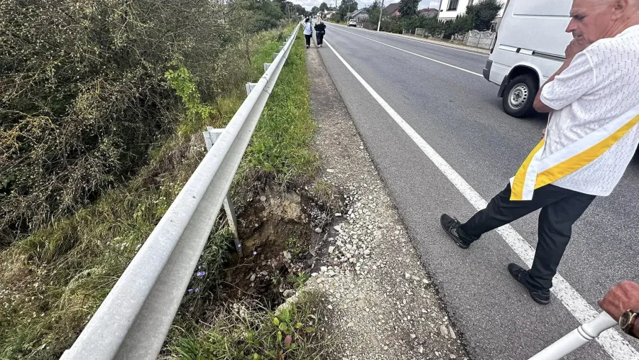 Уже мінімум два велосипедисти потрапили в цю яму