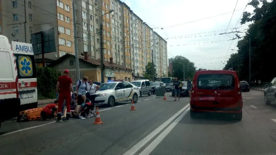 Жінка перебуває у стані середньої важкості. У неї — політравма