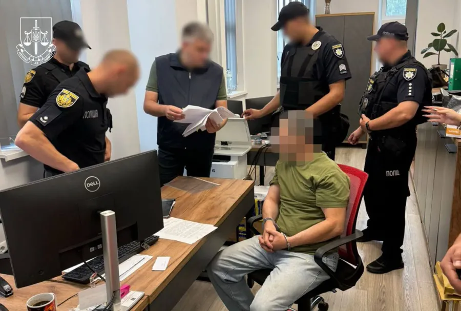 Наразі з підозрюваним тривають слідчі дії